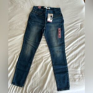 Levi’s signature skinny pull on jeans